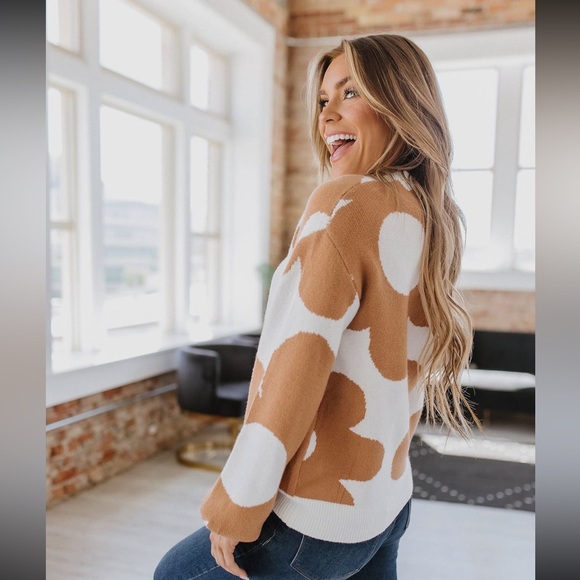 NWT 🤍 Floral Design Sweater - Picture 4 of 5